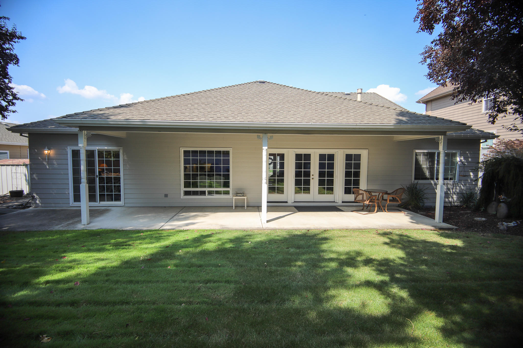 2876 Beebe Road Central Point, OR 97502 - Photo 32 of 34 front view of a house and a yard