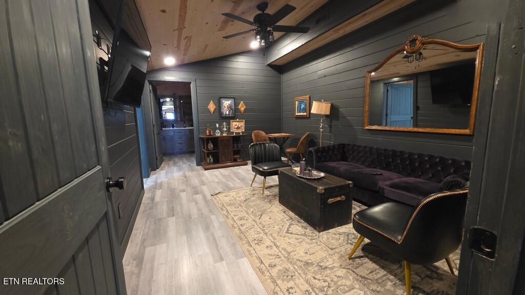 2869 Hatcher Mountain Road Sevierville, TN 37862 - Photo 7 of 42 Smoke room - Gentalmen