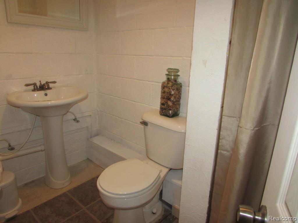 4272 Greenfield Road Berkley, MI 48072 - Photo 18 of 26 Bathroom 2.jpg