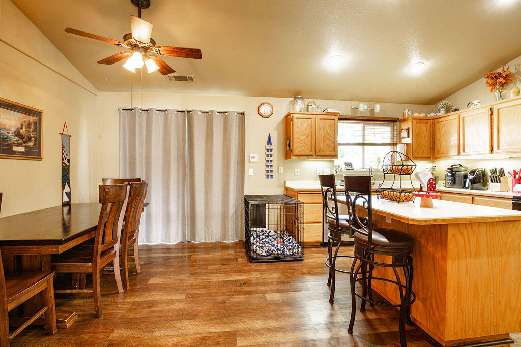 1985 Airstrip Road Redding, CA 96003 - Photo 11 of 24 Dinning Area