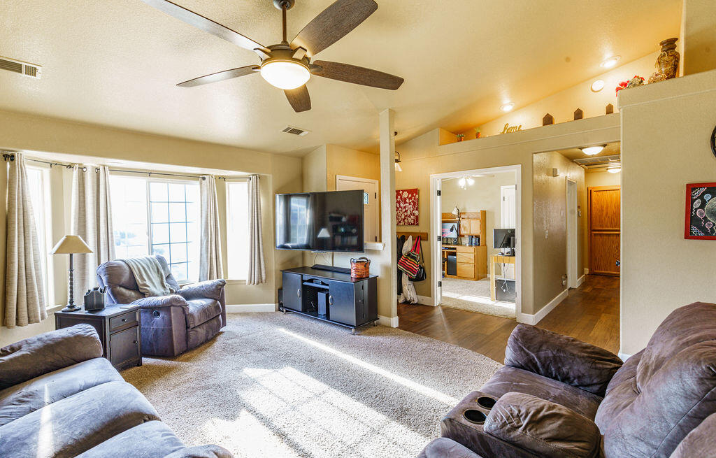 1985 Airstrip Road Redding, CA 96003 - Photo 14 of 24 Family Room..