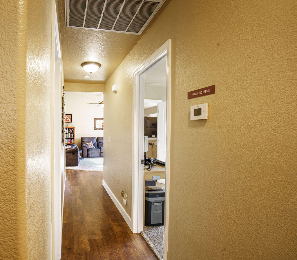 1985 Airstrip Road Redding, CA 96003 - Photo 18 of 24 Hallway