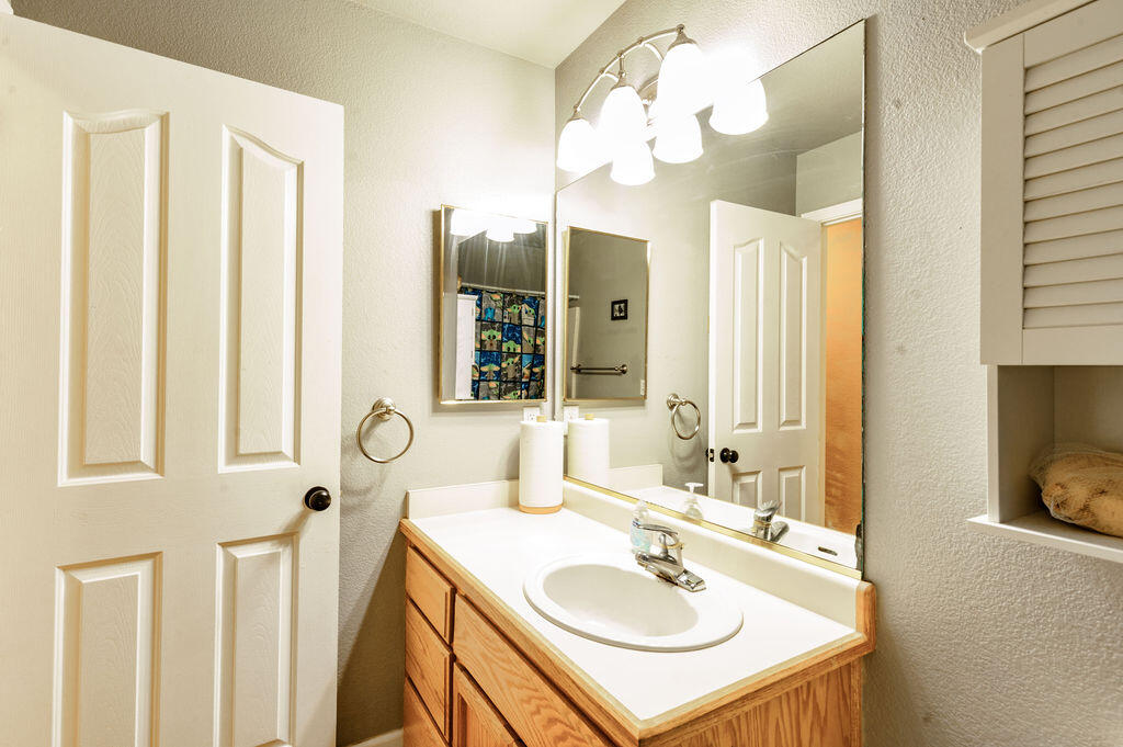 1985 Airstrip Road Redding, CA 96003 - Photo 19 of 24 Bathroom #1