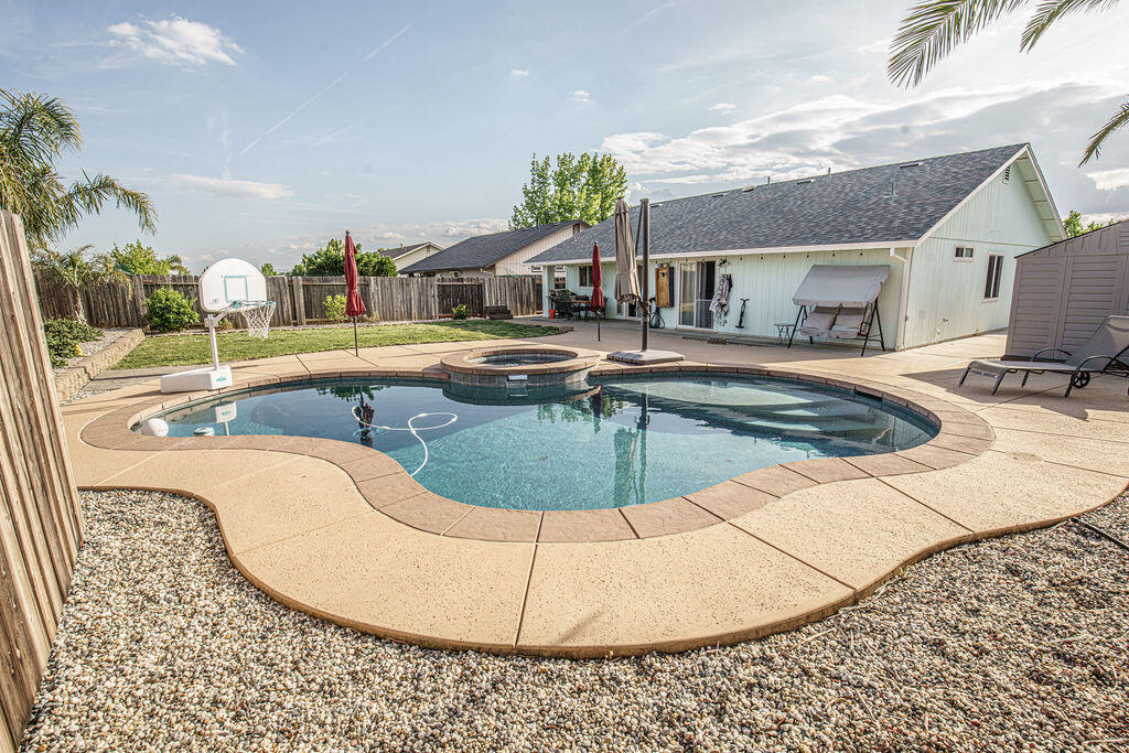 1985 Airstrip Road Redding, CA 96003 - Photo 5 of 24 Pool