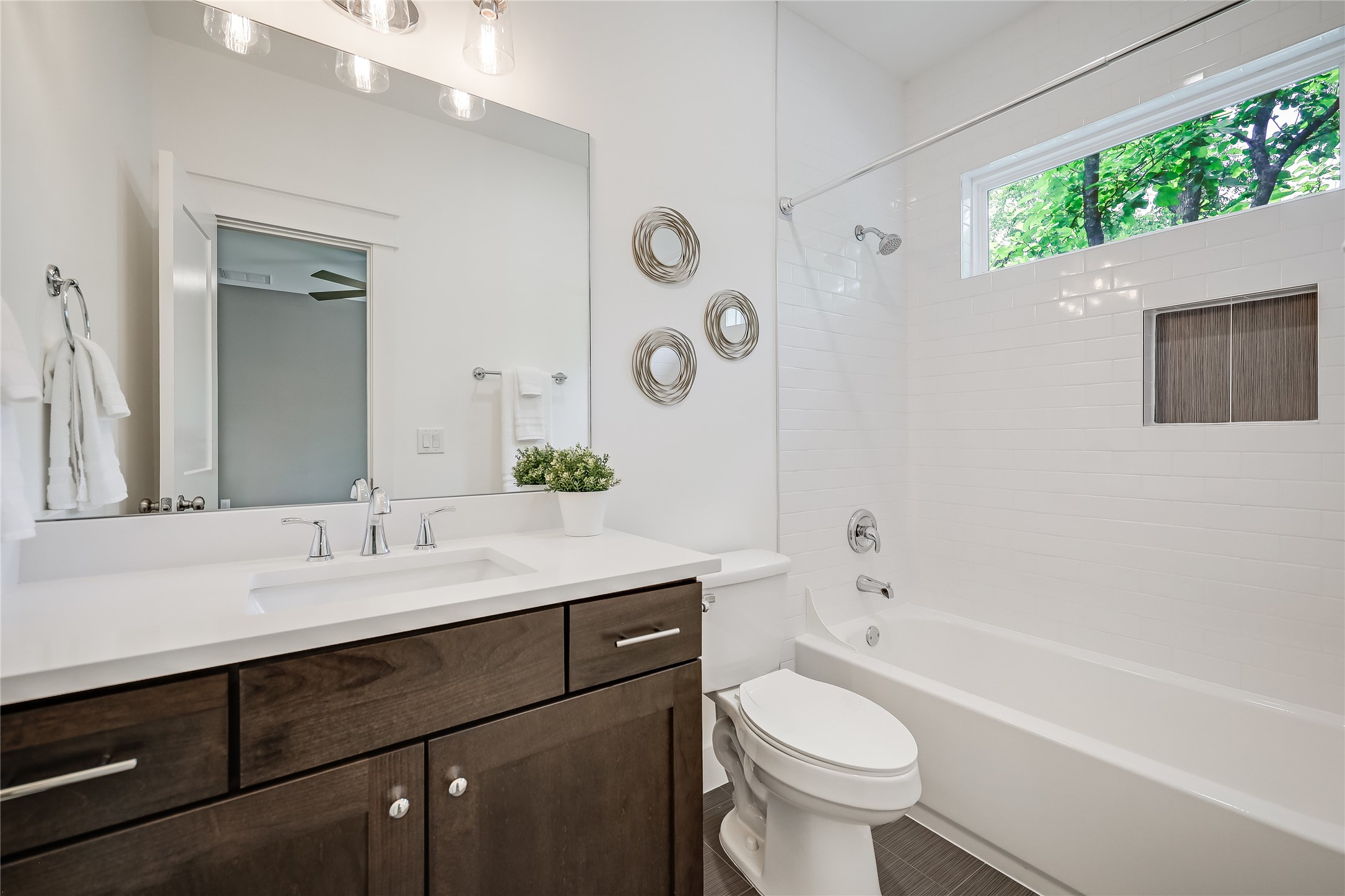 5512 Duval Street, Unit 2 Austin, TX 78751 - Photo 31 of 39 a bathroom with a sink a toilet and a bathtub