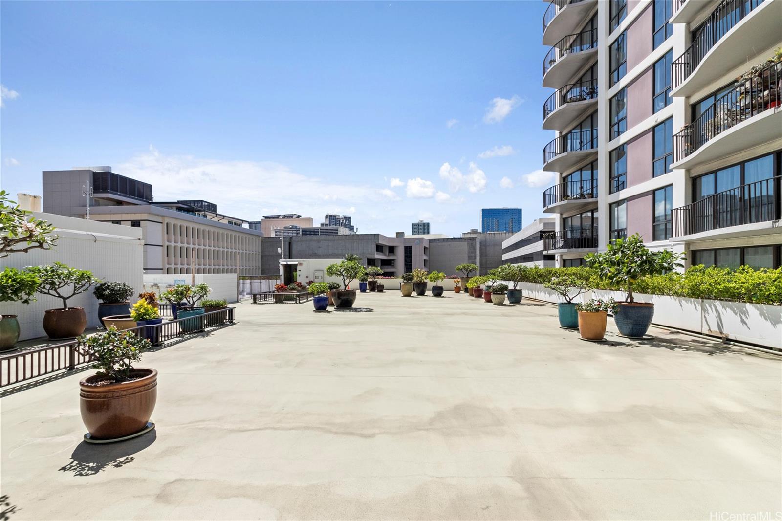 700 Richards Street, Unit 807 Honolulu, HI 96813 - Photo 13 of 15 a view of a building with sitting area