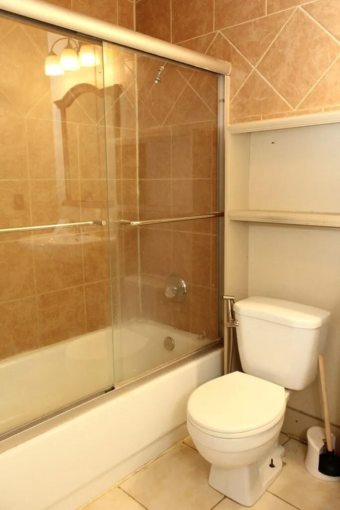 811 East 16th Street Big Spring, TX 79720 - Photo 18 of 20 a bathroom with a toilet and shower