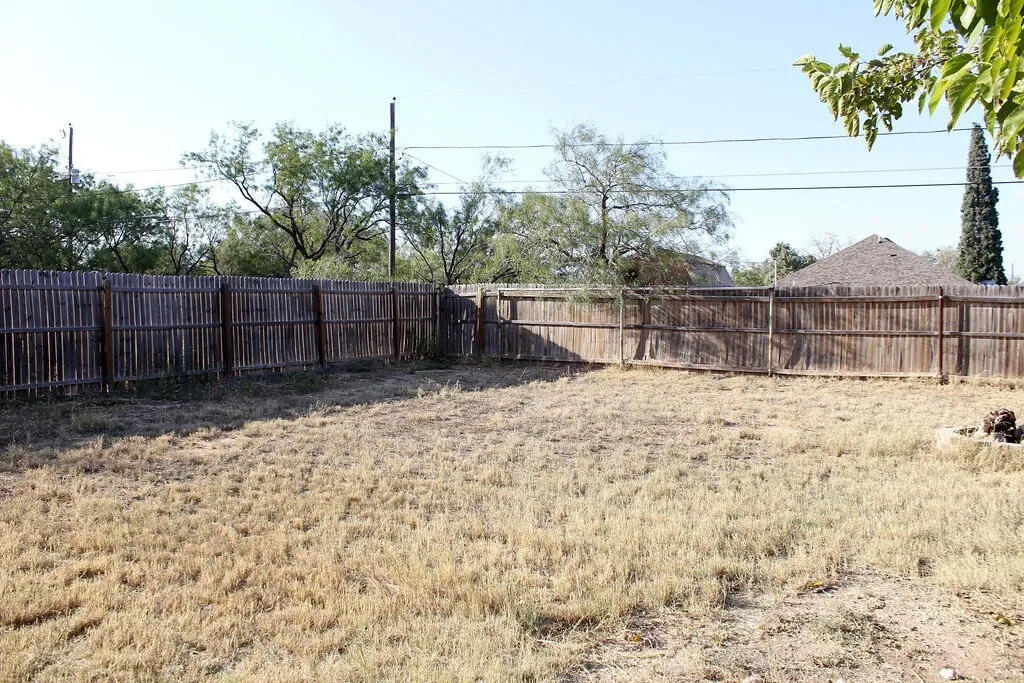 811 East 16th Street Big Spring, TX 79720 - Photo 20 of 20 a view of a backyard