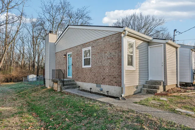 a view of a house with backyard