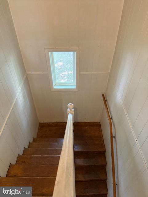 4801 The Alameda Baltimore, MD 21239 - Photo 11 of 15 Stairwell