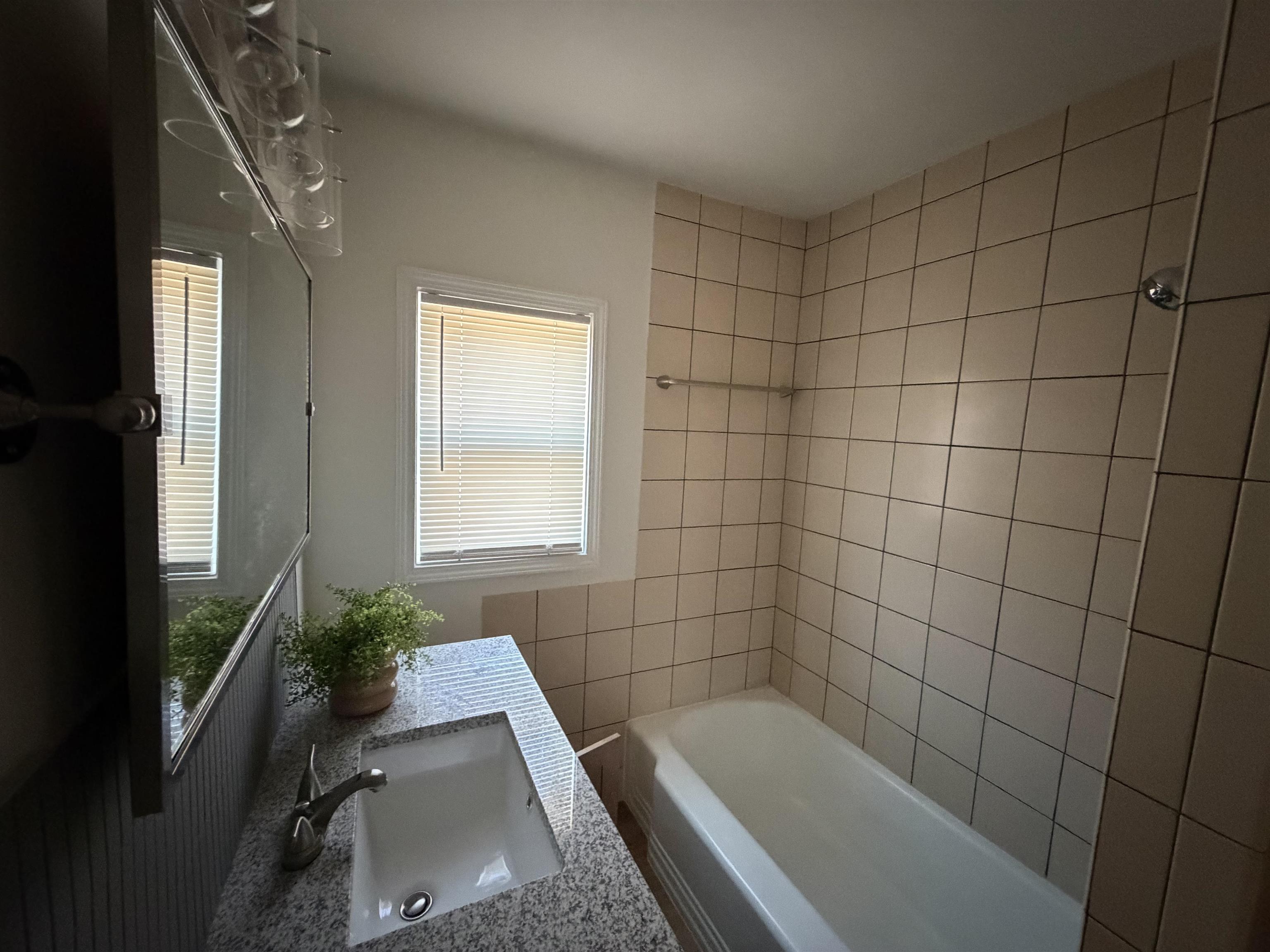 3739 Rhea Avenue Memphis, TN 38122 - Photo 4 of 10 a bathroom with a bathtub
