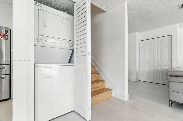 a view of entryway with white walls