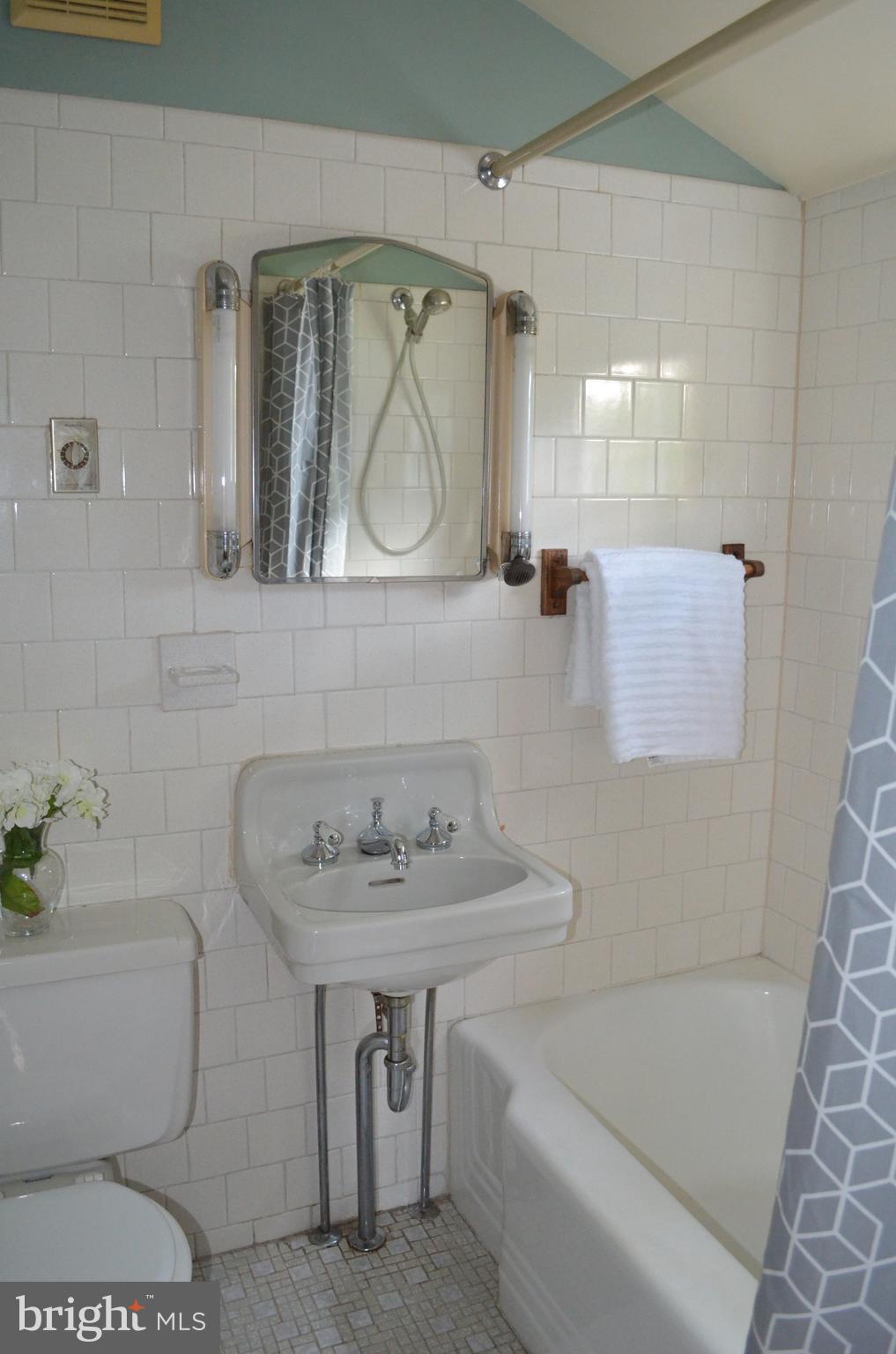 1322 Brook Road Baltimore, MD 21228 - Photo 15 of 23 Bath
