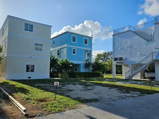 a view of a house with backyard and garden