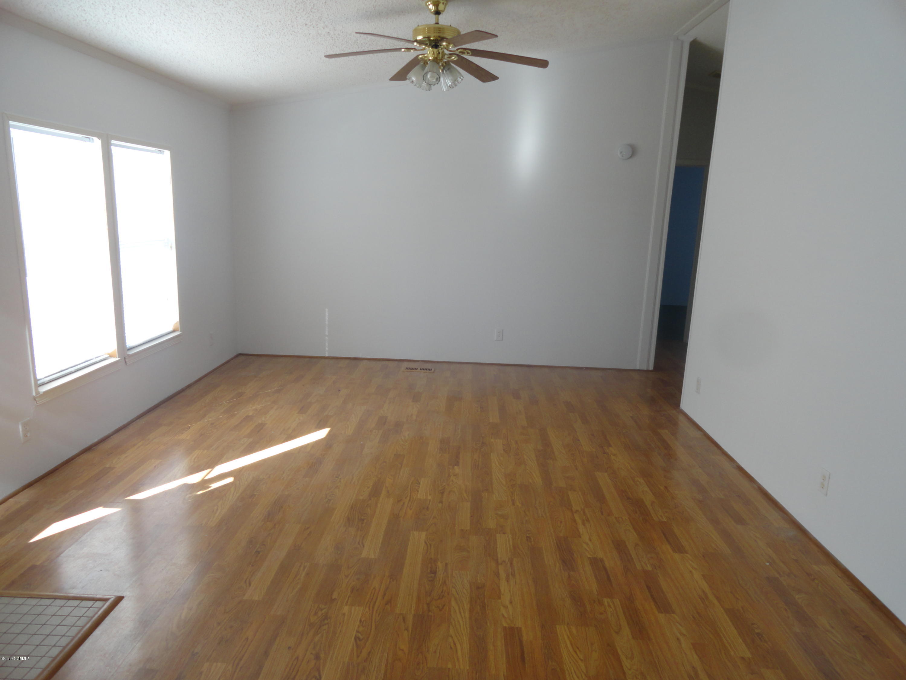 133 Thomas Loop Road Jacksonville, NC 28540 - Photo 3 of 20 DSC04372