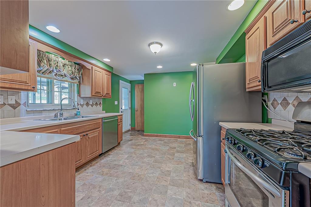 220 Thorne Road Washington, PA 15301 - Photo 3 of 25 Gallery Image 3