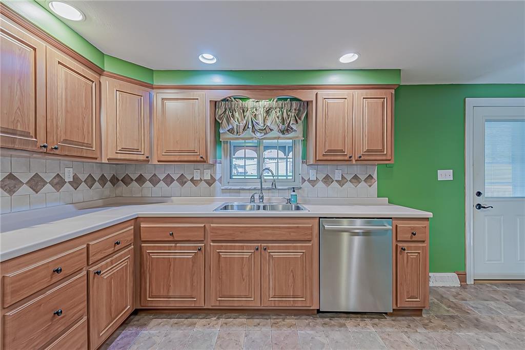 220 Thorne Road Washington, PA 15301 - Photo 7 of 25 Gallery Image 7