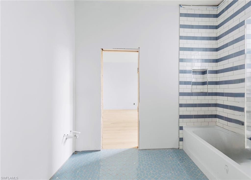 5461 Park Road Fort Myers, FL 33908 - Photo 30 of 41 a view of bathroom and bathtub