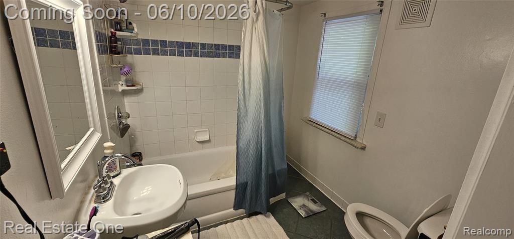 2073 Roslyn Road Grosse Pointe Woods, MI 48236 - Photo 7 of 10