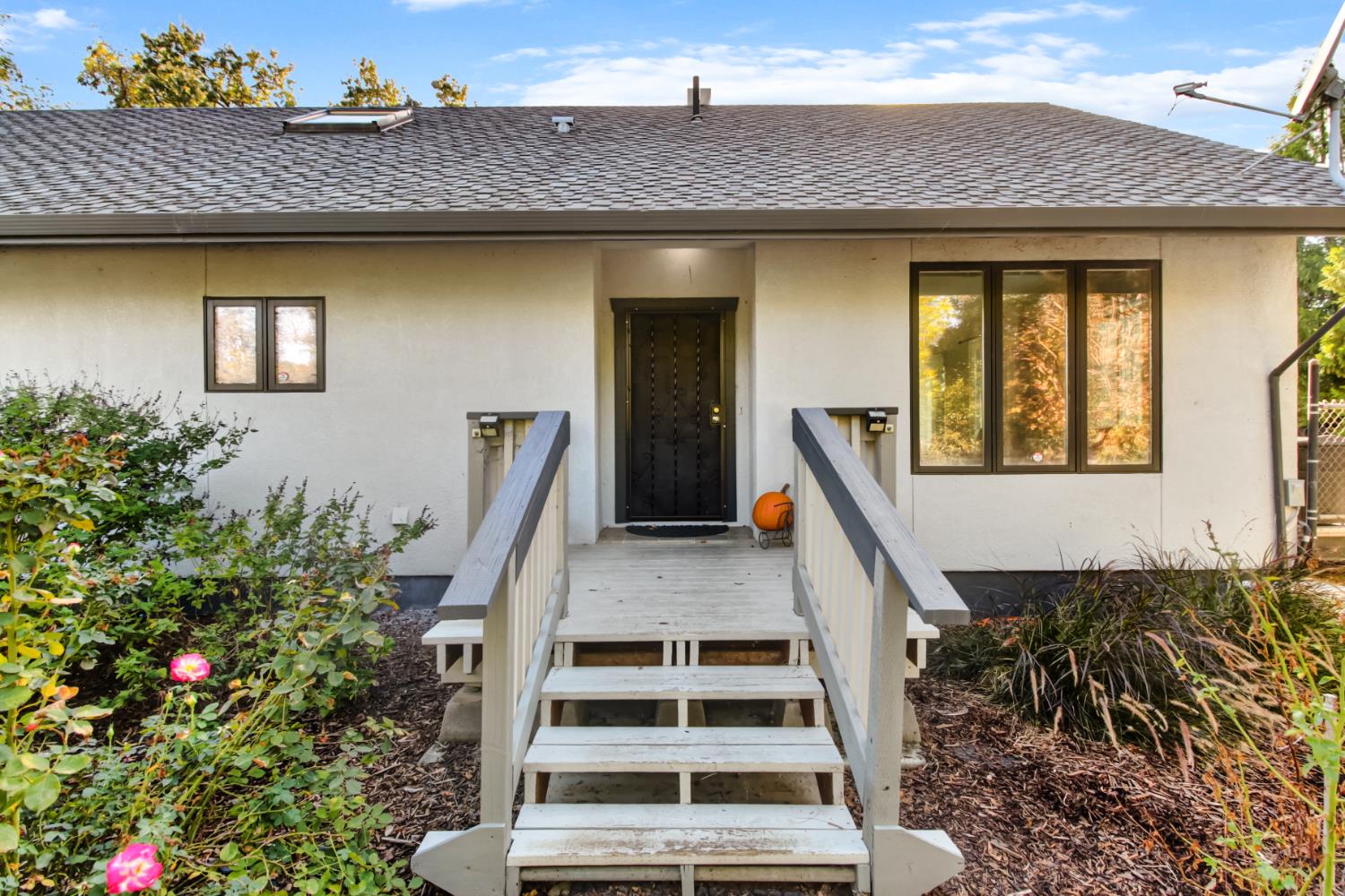 30640 County Road 86 Winters, CA 95694 - Photo 2 of 87 a front view of a house with a garden