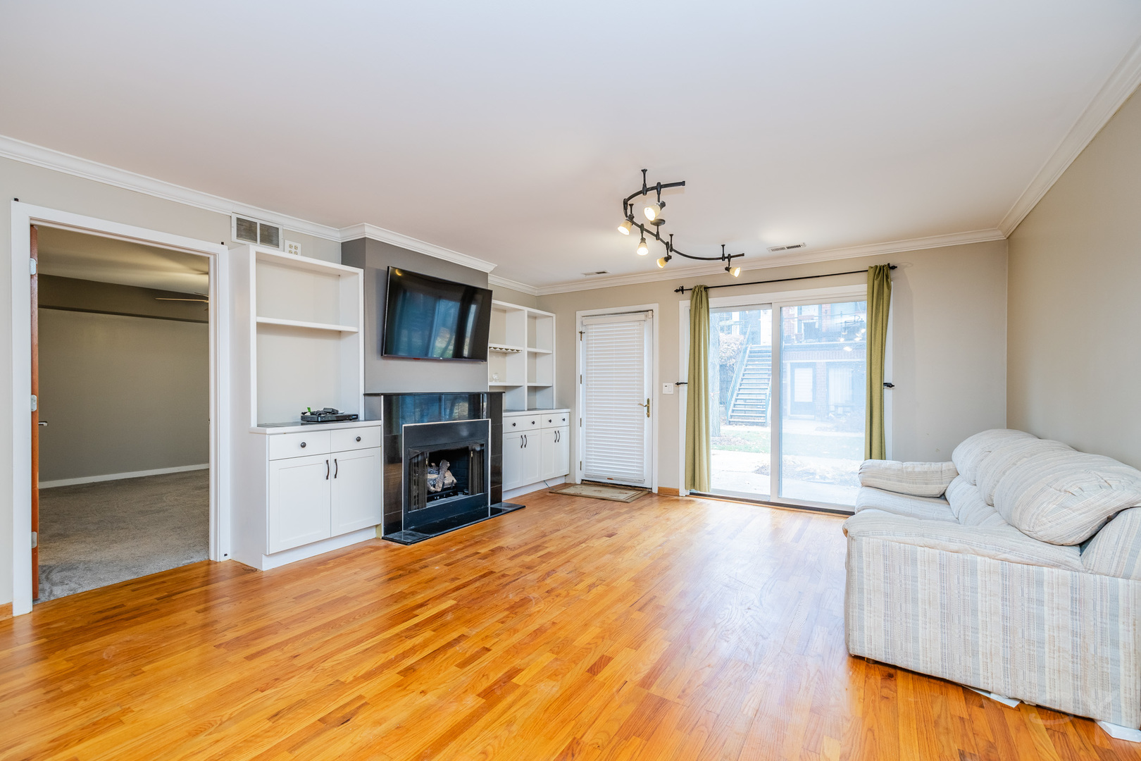 1812 South Federal Street, Unit 16 Chicago, IL 60616 - Photo 22 of 32 a big room with windows and fireplace