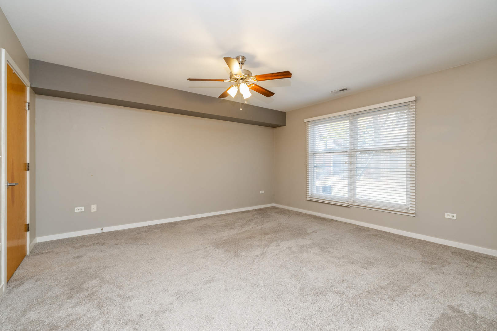 1812 South Federal Street, Unit 16 Chicago, IL 60616 - Photo 23 of 32 an empty room with windows and fan