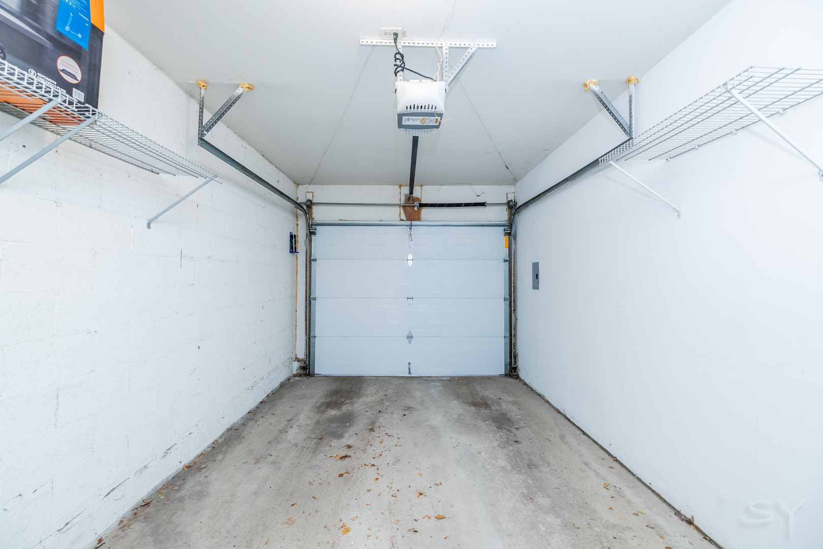 1812 South Federal Street, Unit 16 Chicago, IL 60616 - Photo 31 of 32 a view of a hallway with a window
