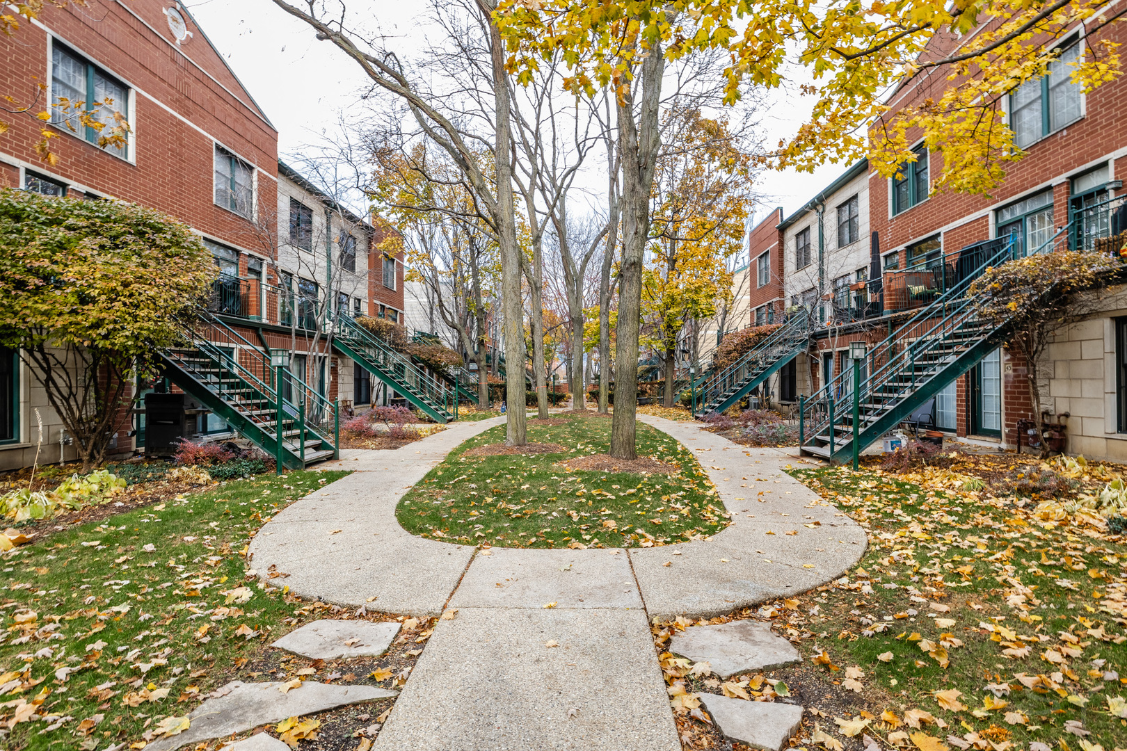 1812 South Federal Street, Unit 16 Chicago, IL 60616 - Photo 5 of 32 a view of a street with a building in the background