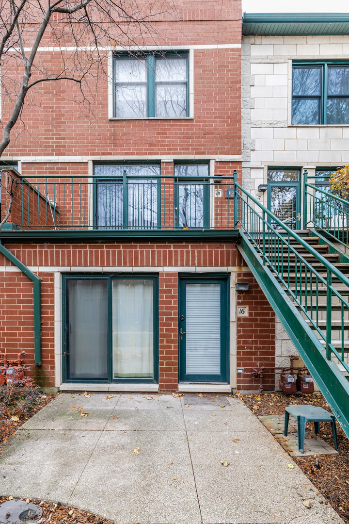 1812 South Federal Street, Unit 16 Chicago, IL 60616 - Photo 7 of 32 a building with large windows