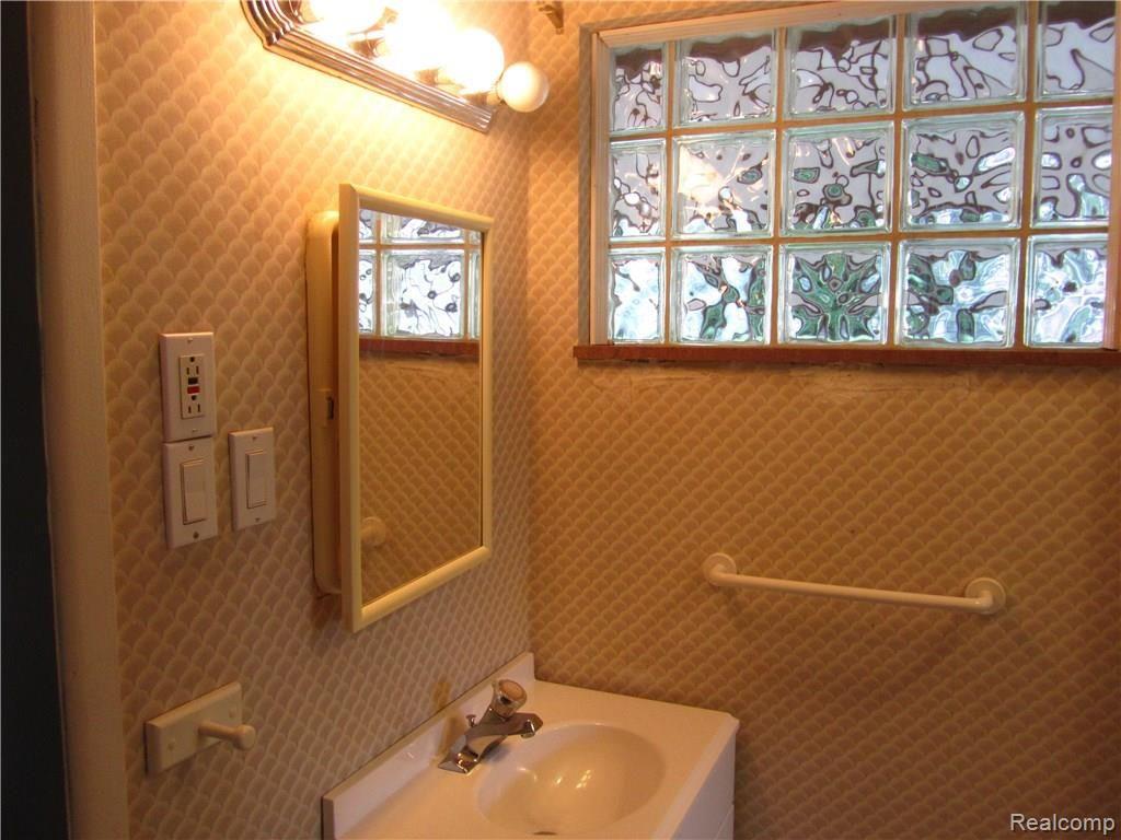 14211 Inkster Road Livonia, MI 48154 - Photo 21 of 24