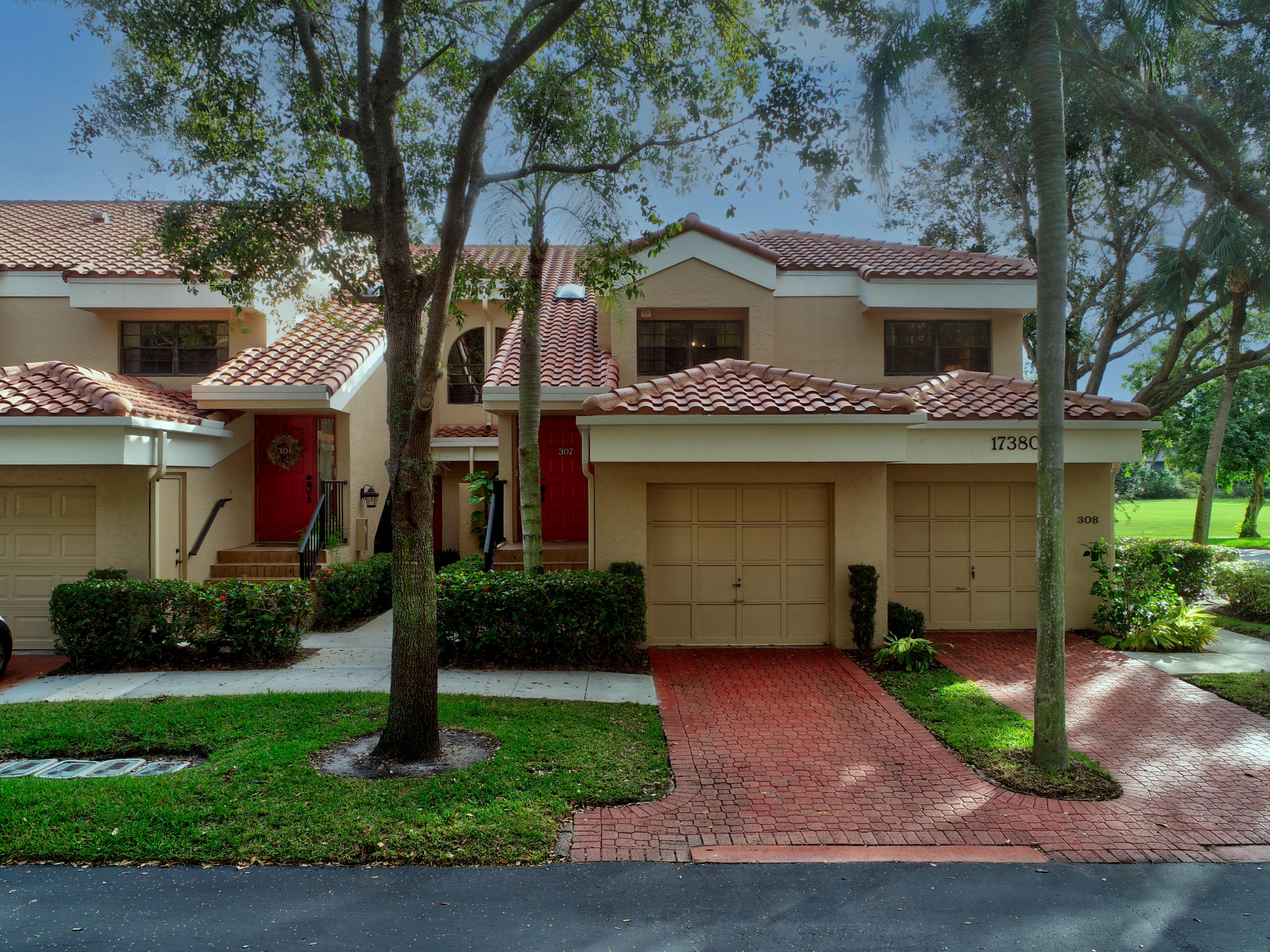 17380 Boca Club Boulevard, Unit 307 Boca Raton, FL 33487 - Photo 24 of 28 LONG DRIVEWAY