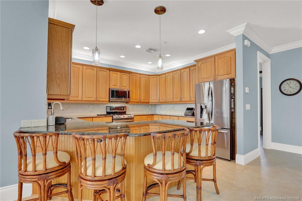 757 Southeast Ashley Oaks Way Stuart, FL 34997 - Photo 18 of 59 kitchen bar
