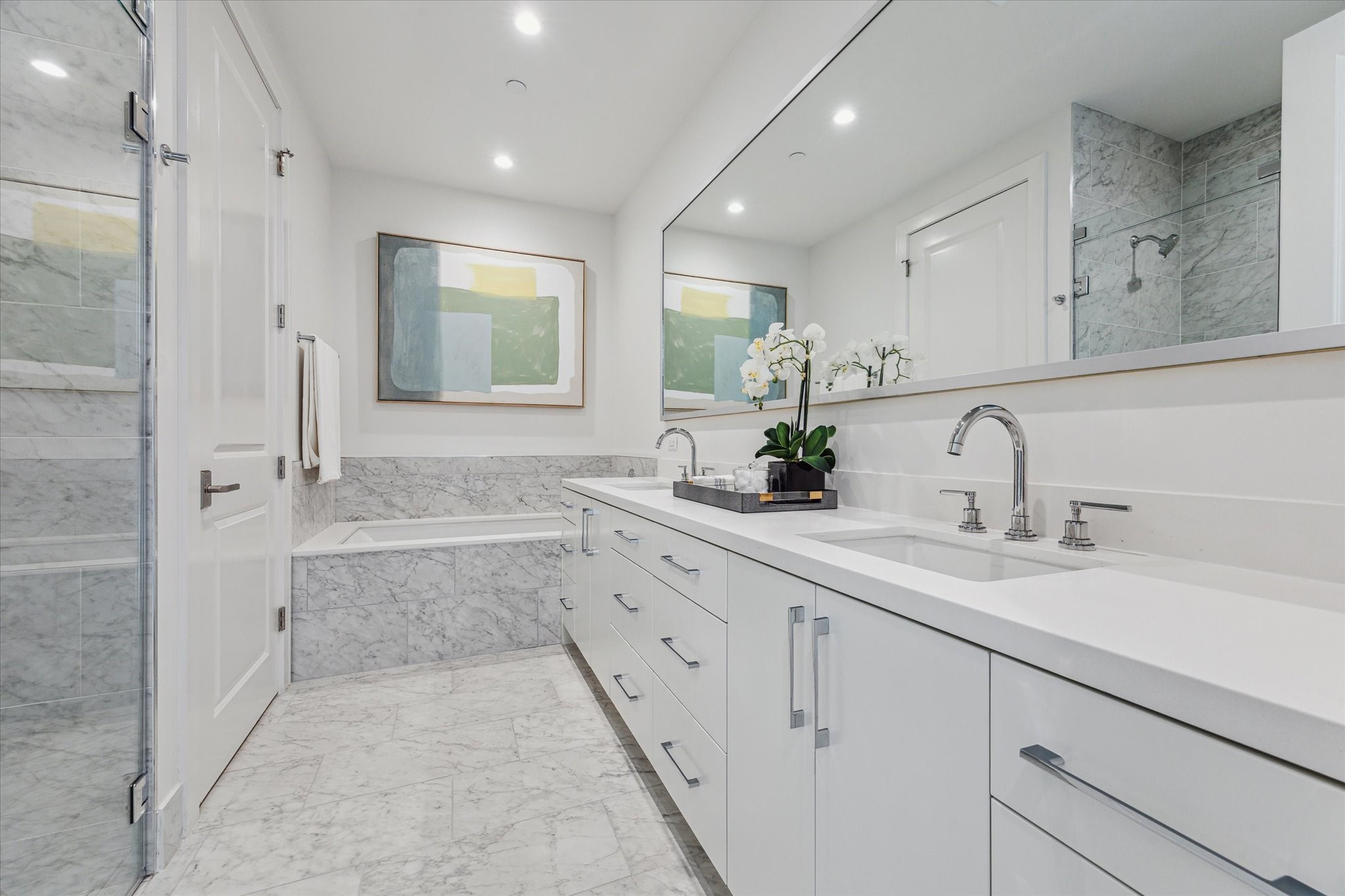 5656 San Felipe Street, Unit 1205 Houston, TX 77056 - Photo 35 of 45 a bathroom with a sink and a mirror