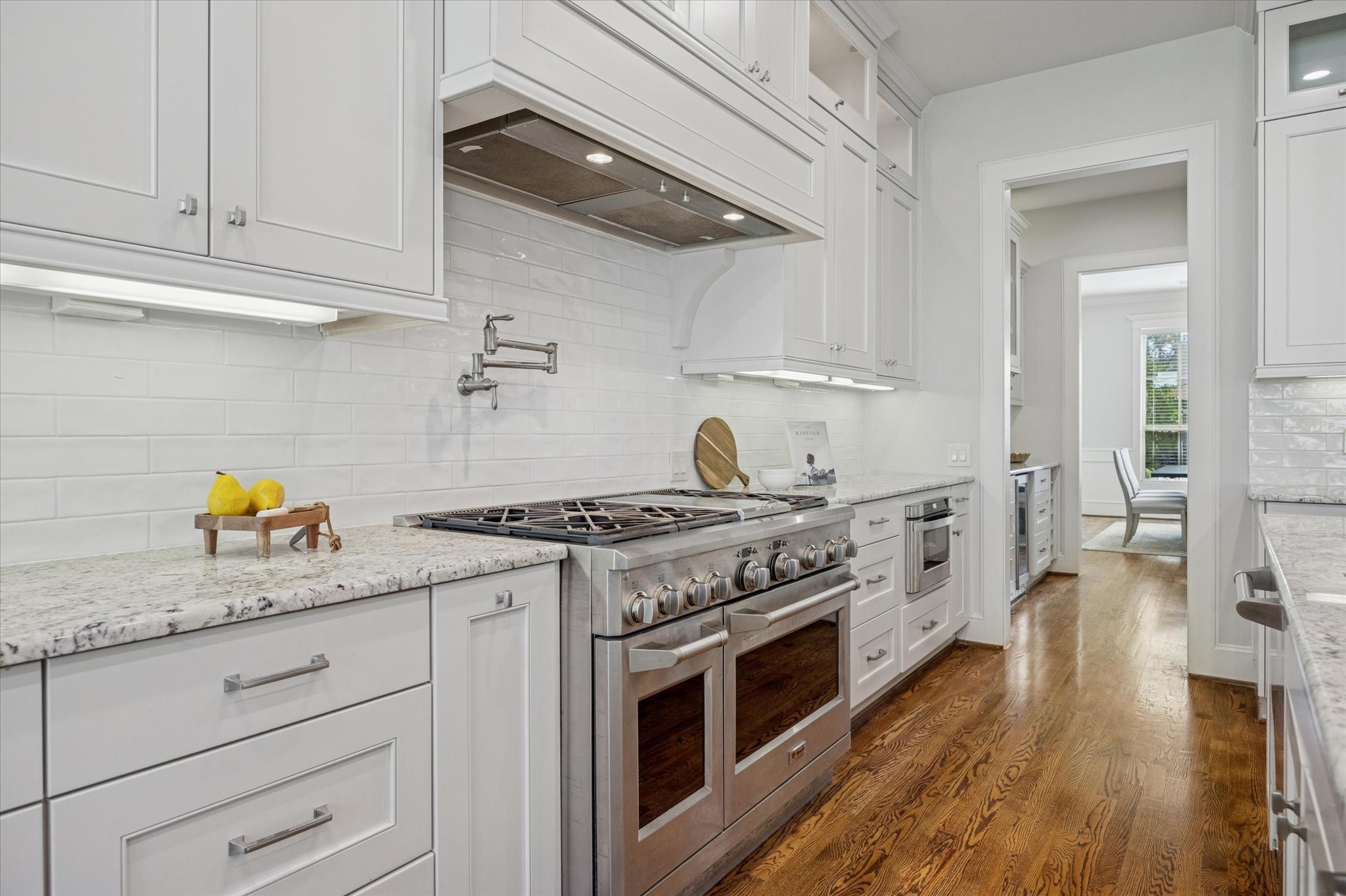 1802 Wakefield Drive Houston, TX 77018 - Photo 18 of 47 Sleek double ovens provide ample cooking space and elevate the kitchen’s functionality.