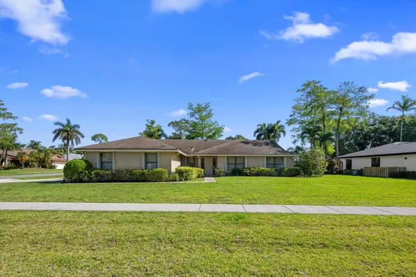 $665,000 | 657 Juniper Place, Wellington, FL 33414