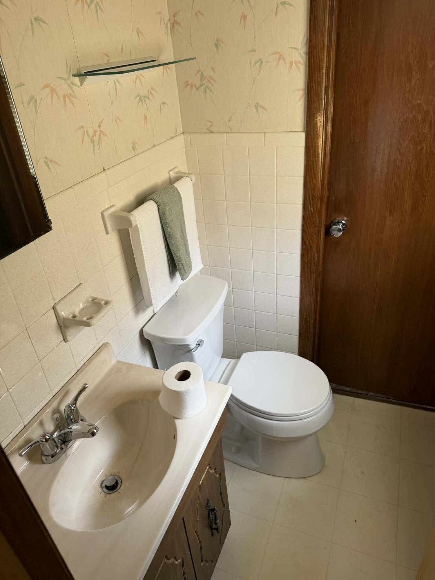 3904 Wilshire Drive Racine, WI 53402 - Photo 4 of 38 0bd16735-b92f-44da-91d4-30a8e836fa41