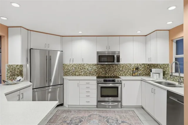 $655,000 | 700 Beach Drive Northeast, Unit 302, St. Petersburg, FL 33701