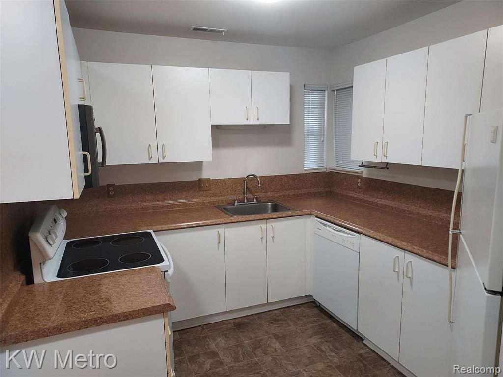 6705 Ridgefield Circle, Unit 102 West Bloomfield, MI 48322 - Photo 5 of 17