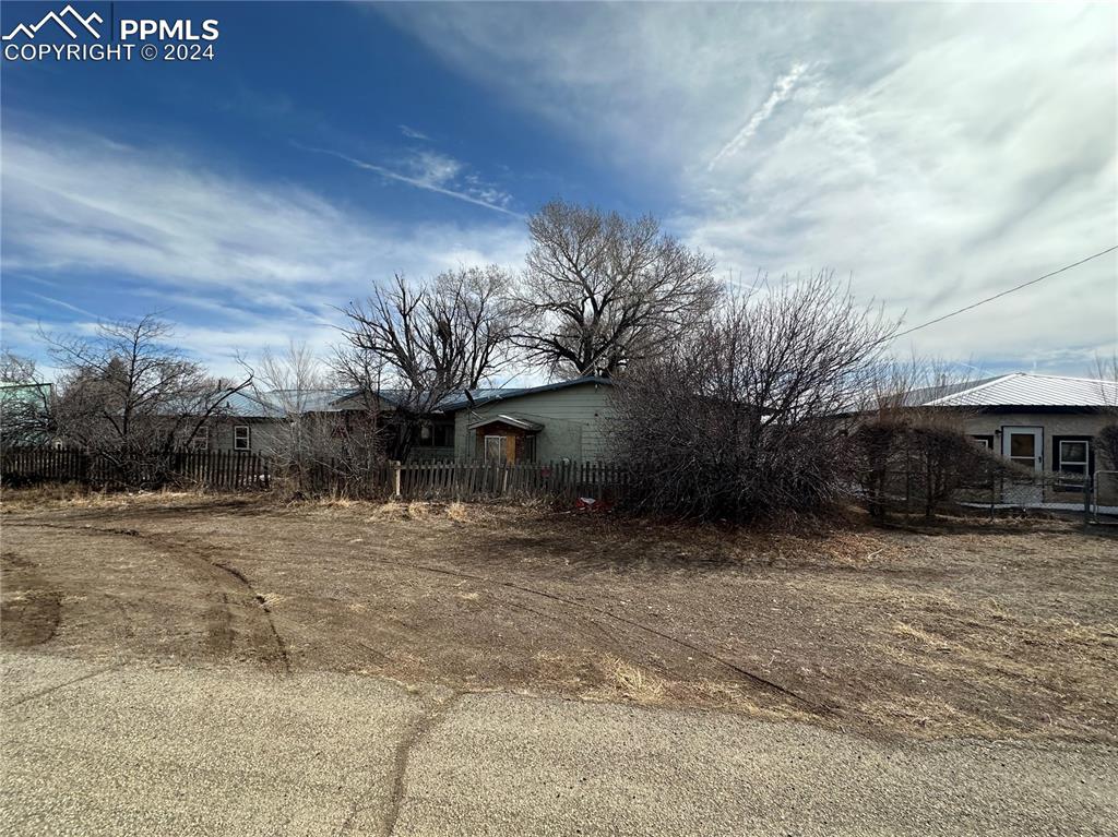19894 County Road South Capulin, CO 81124 - Photo 2 of 9 a backyard of a house