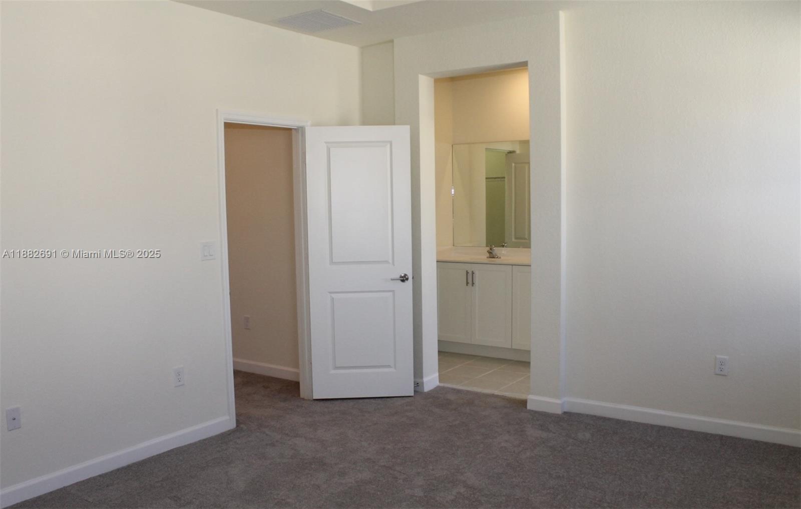 11100 West 33rd Way, Unit 11100 Hialeah, FL 33018 - Photo 17 of 26 an empty room that has a mirror