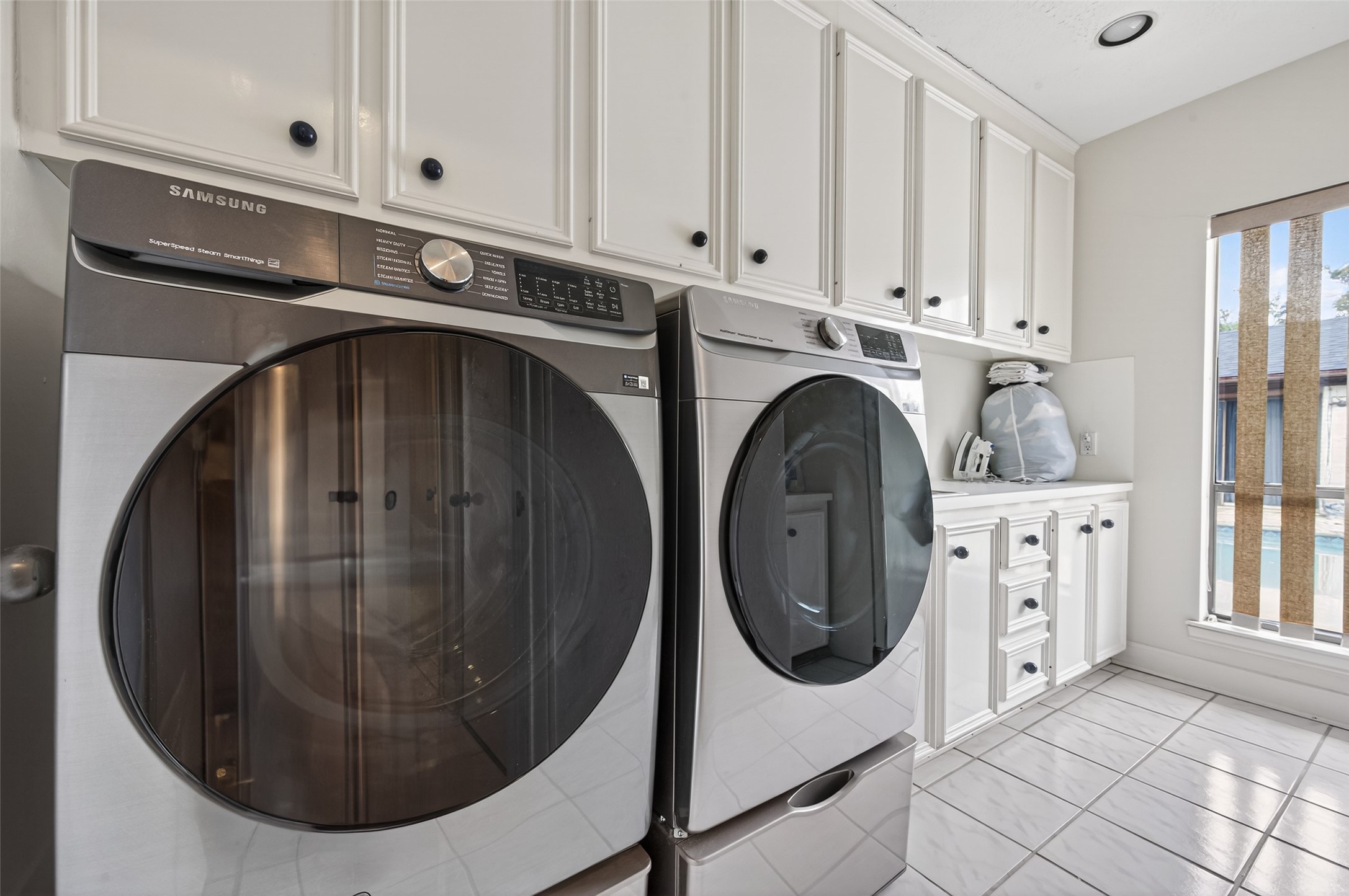 8103 Lake Edge Court Houston, TX 77071 - Photo 24 of 48 Laundry room with ample cabinetry and counter space