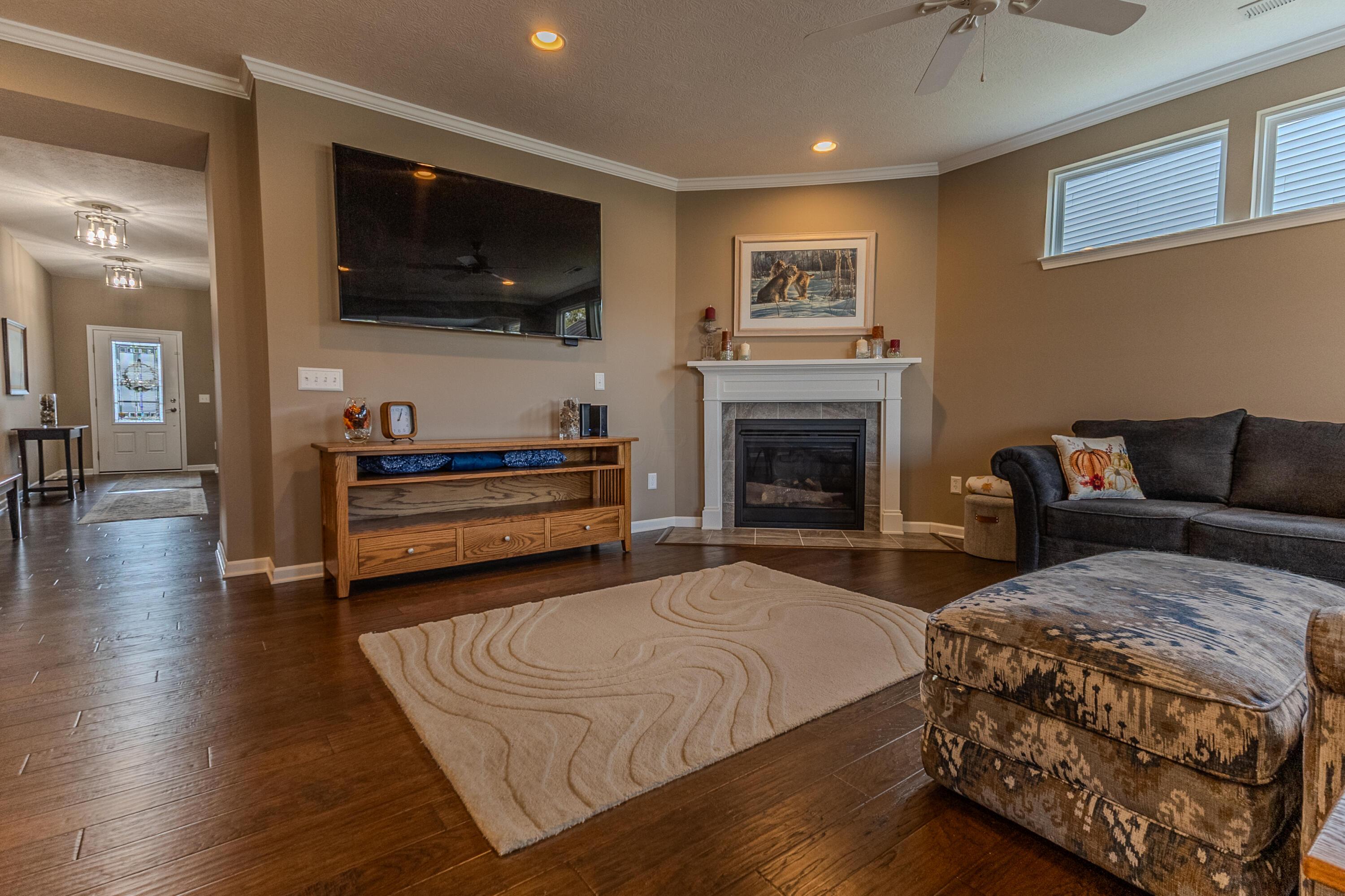667 Fescue Road Galena, OH 43021 - Photo 5 of 33 Living Room