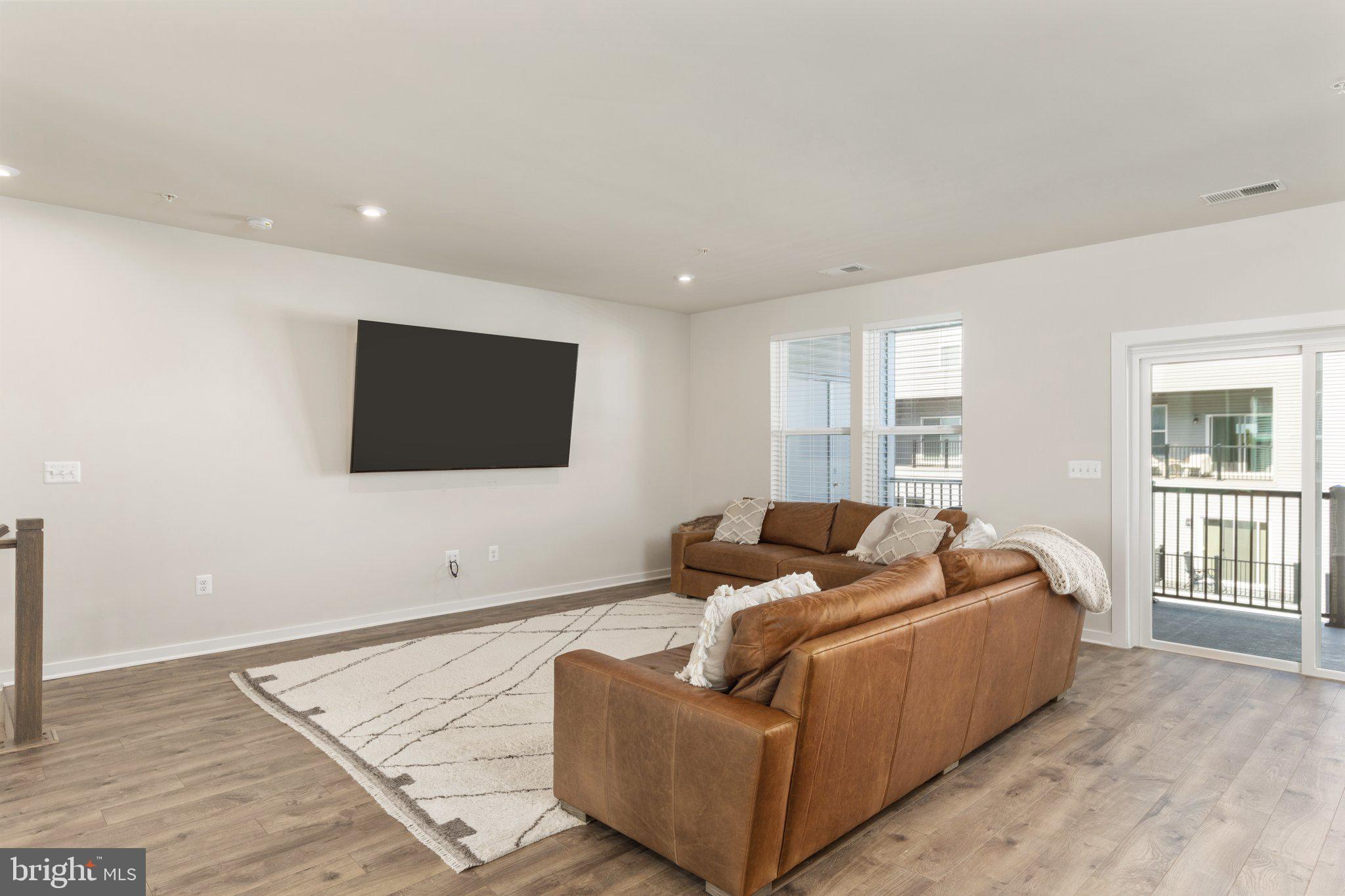 44485 Wolfhound Square Ashburn, VA 20147 - Photo 6 of 31 Living Room | Main Level