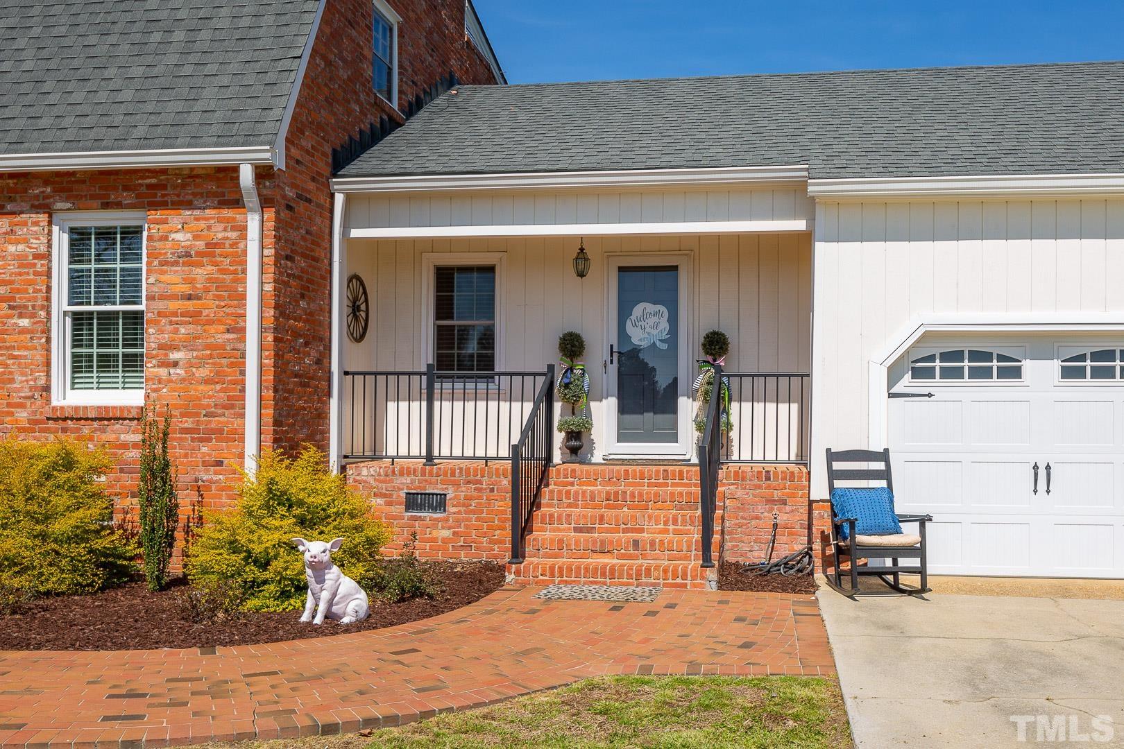 394 Jernigan Loop Road Dunn, NC 28334 - Photo 5 of 39 a front view of a house