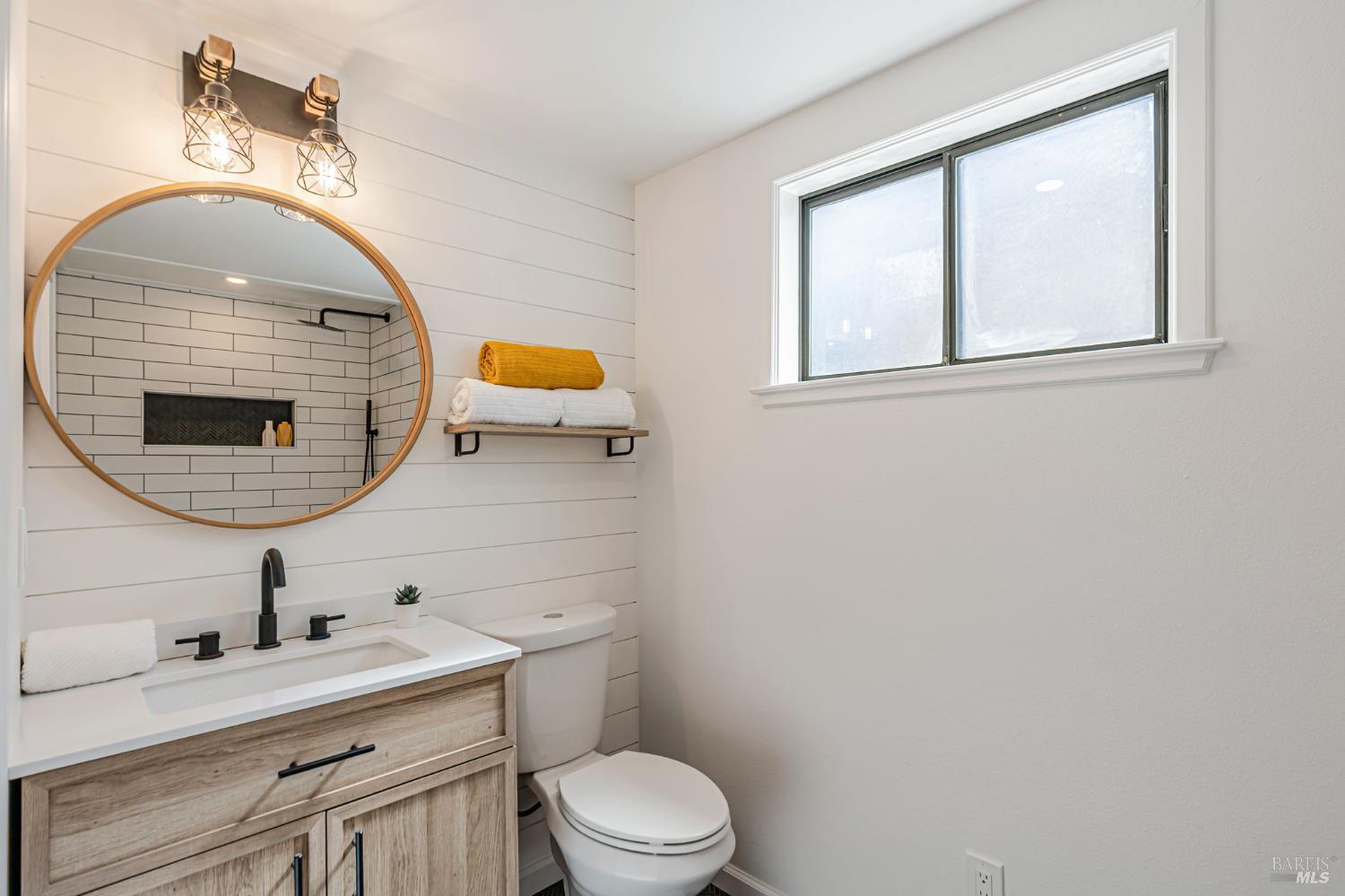 240 Vila Road Forestville, CA 95436 - Photo 16 of 38 Upstairs FULL Bathroom #2