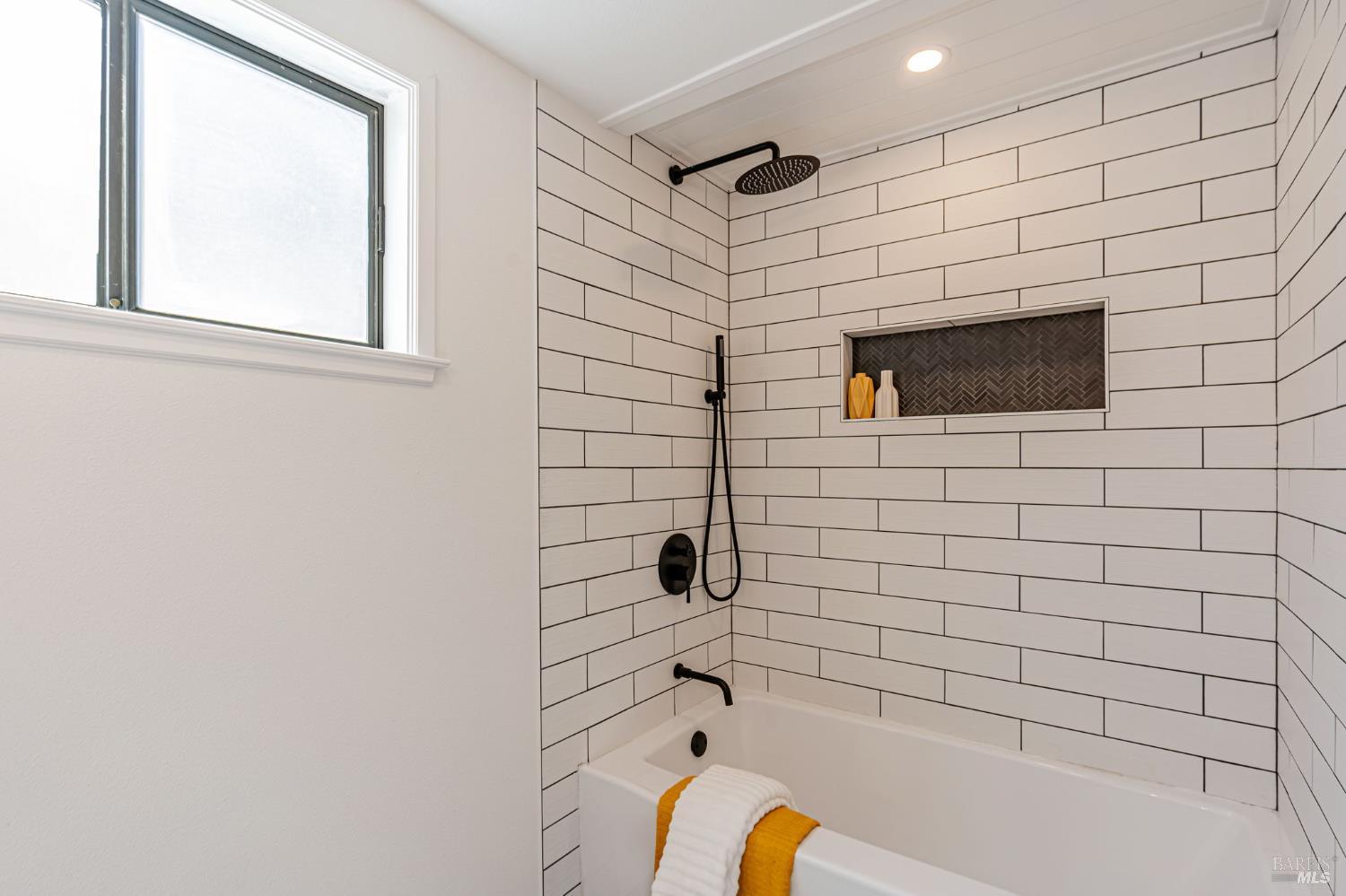 240 Vila Road Forestville, CA 95436 - Photo 17 of 38 Upstairs Tub & Shower in Bathroom #2