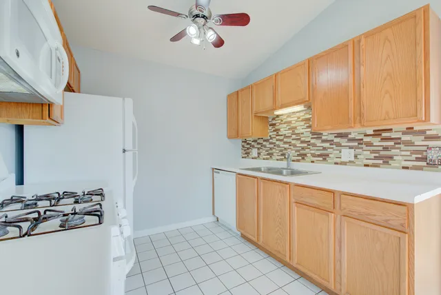 $1,800 | 974 North Village Drive, Unit 4, Round Lake Beach, IL 60073