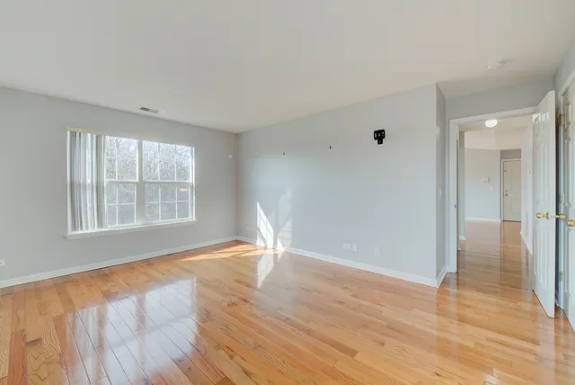 $1,800 | 974 North Village Drive, Unit 4, Round Lake Beach, IL 60073