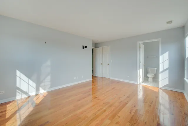 $1,800 | 974 North Village Drive, Unit 4, Round Lake Beach, IL 60073