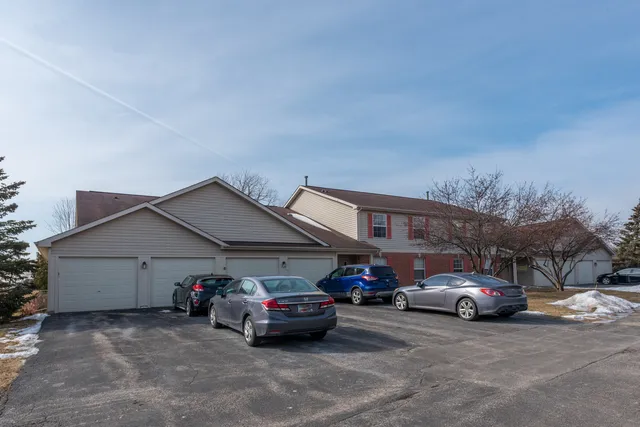 $1,800 | 974 North Village Drive, Unit 4, Round Lake Beach, IL 60073